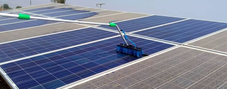 Solar panel cleaner untuk pembersih panel surya