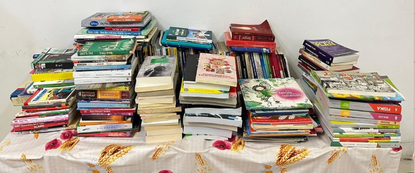 Donasi buku dari Eonchemicals pada hari buku