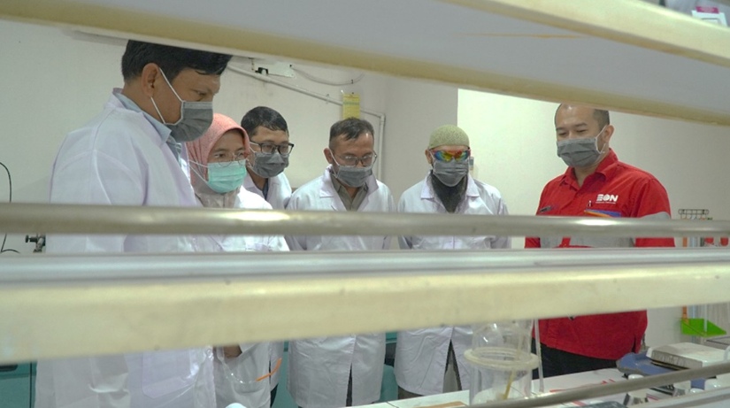 Foto Bersama di Laboratorium Eonchemicals