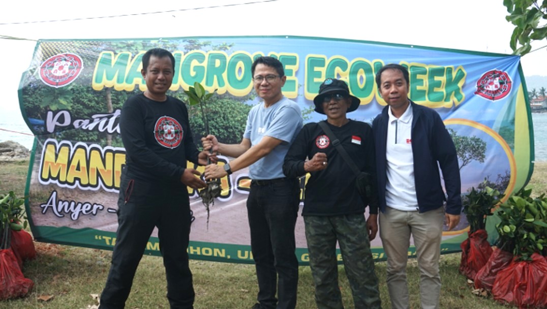 Penyerahan bibit bakau mangrove secara simbolis dari Eon