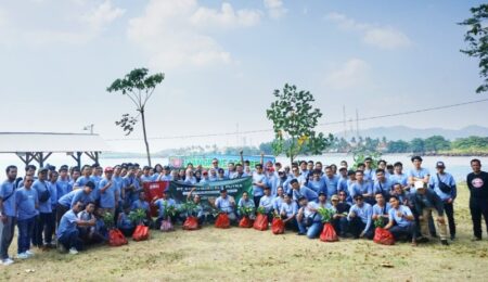 Penanaman Mangrove bibit bakau oleh Eon