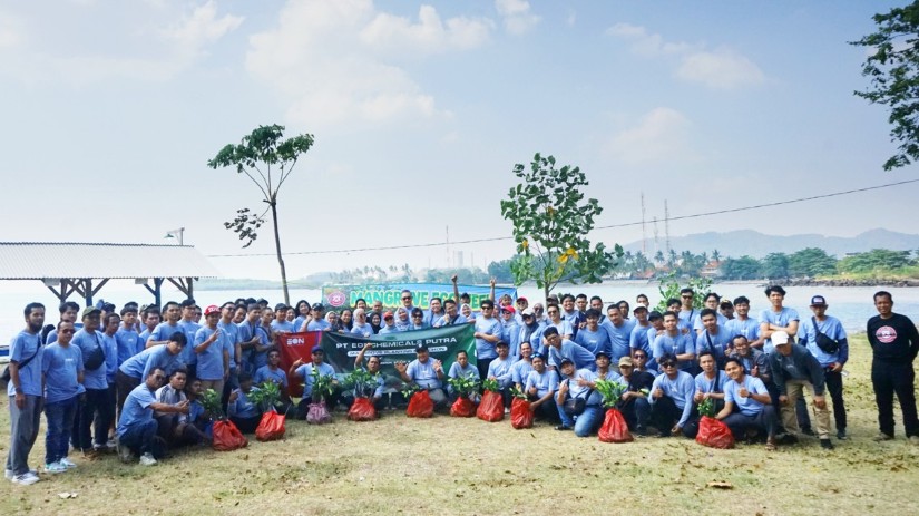 Penanaman Mangrove bibit bakau oleh Eon